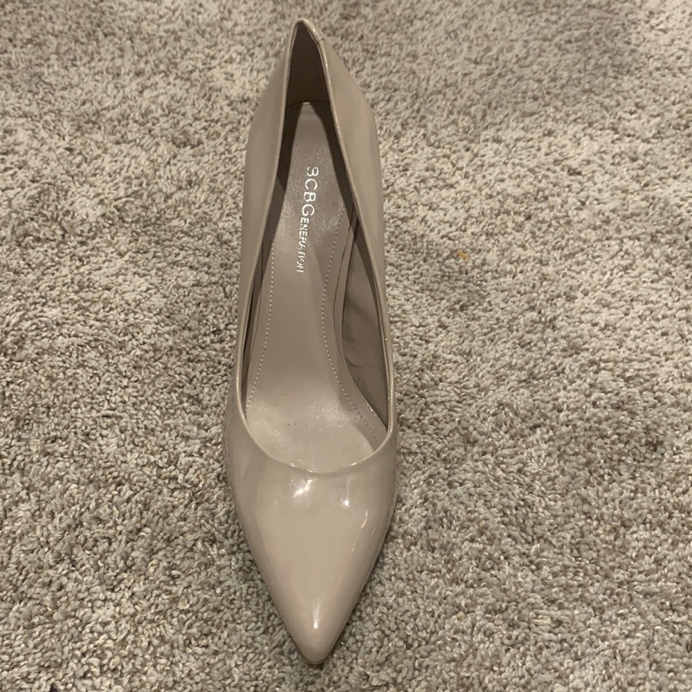 NWOT - BCBG grey heels!